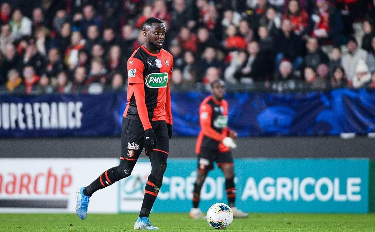 包含亚眠主场战胜对手，保持胜利势头的词条