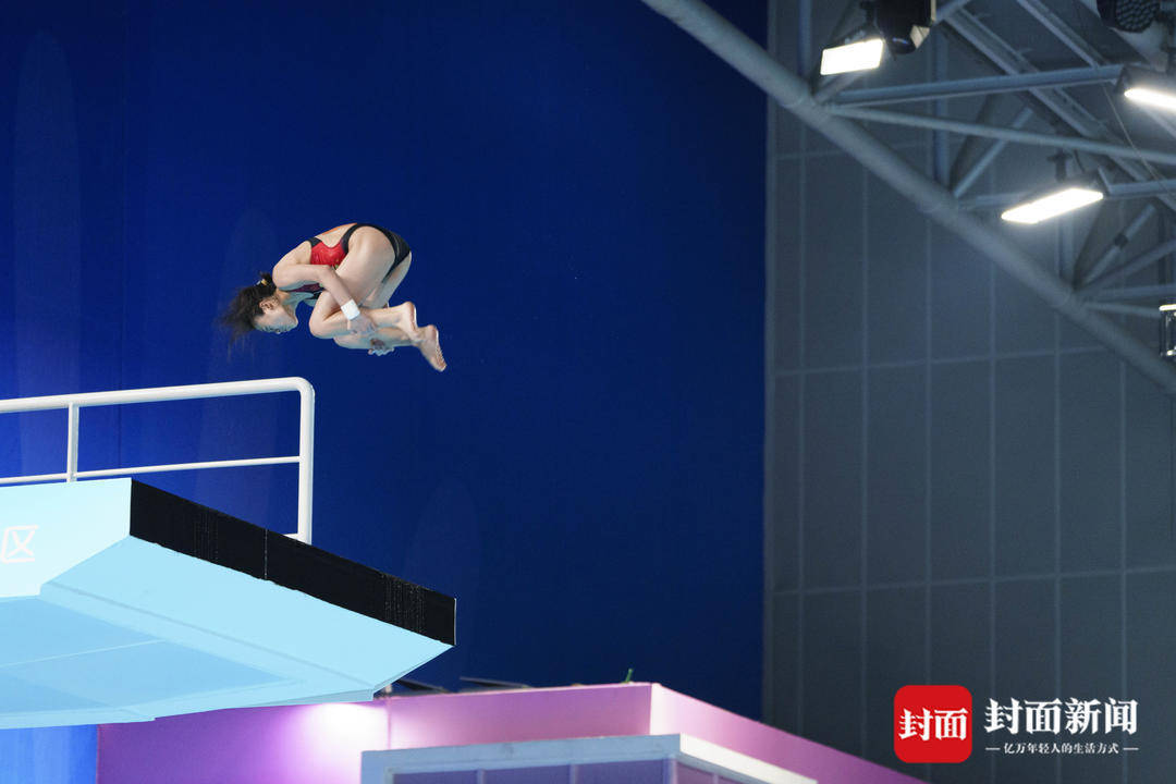 关于跳水比赛惊险刺激，选手连续扬帆的信息