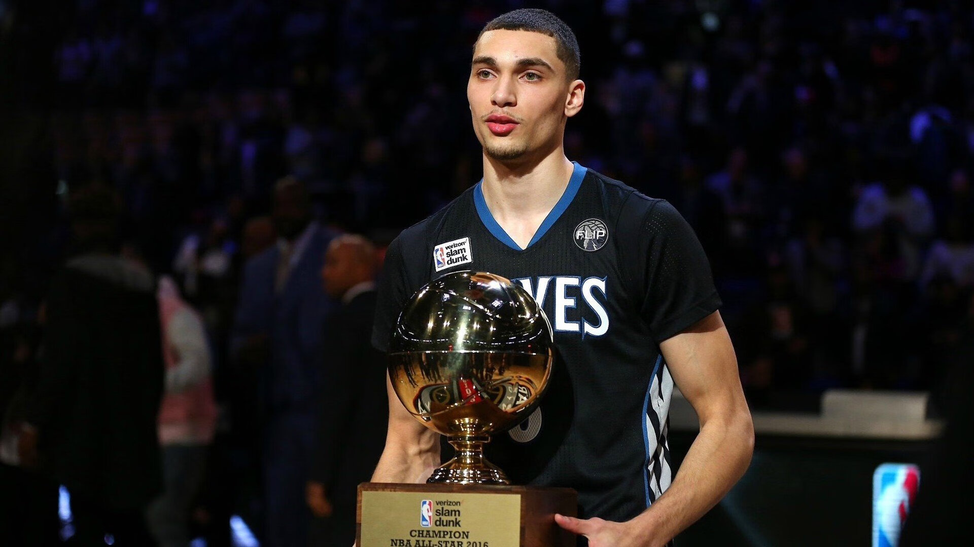 伦纳德关键回合不手软，雄鹿血拼活塞，坚韧与决断的季后赛启示