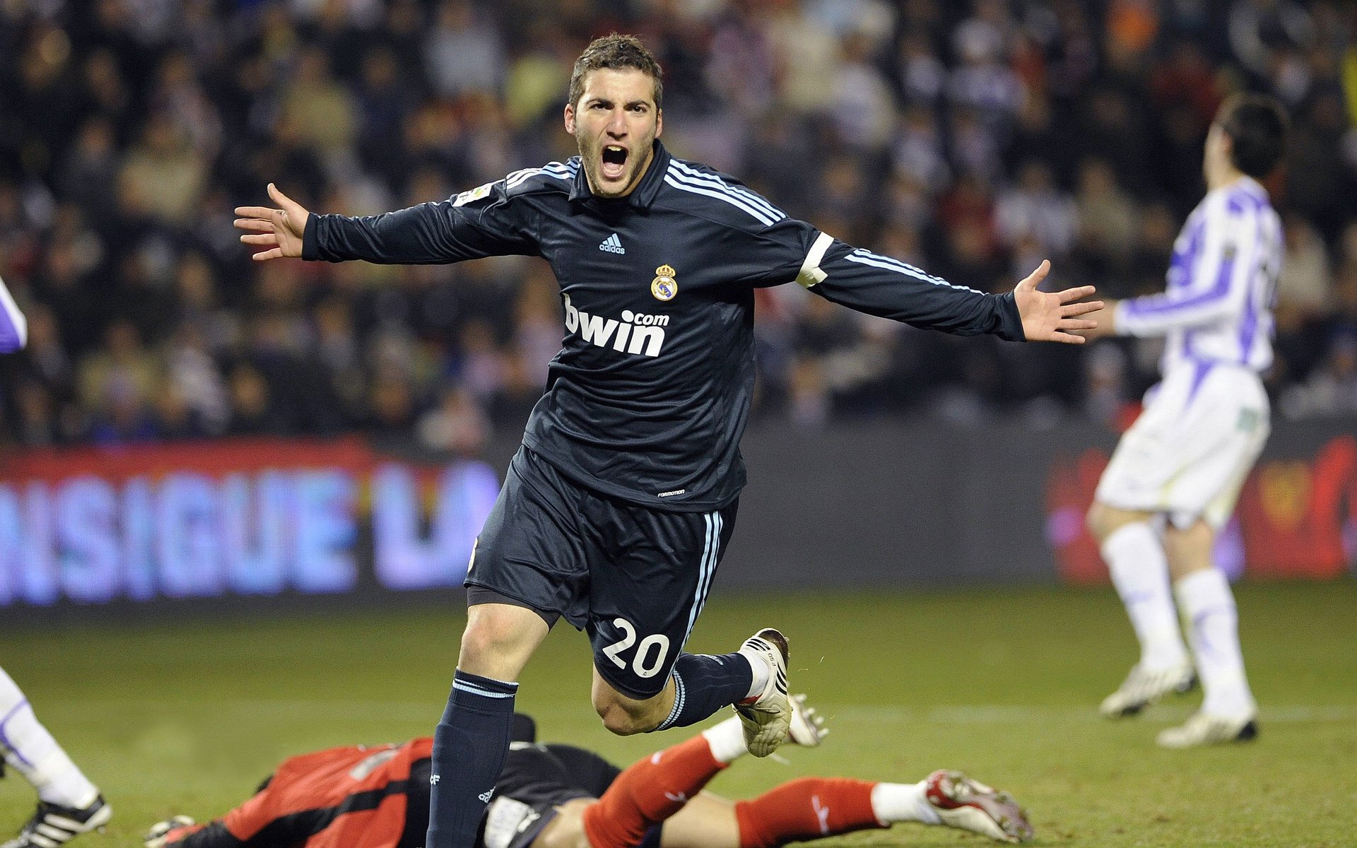 那不勒斯节奏掌控拜仁，克瓦拉茨赫利亚成为关键先生