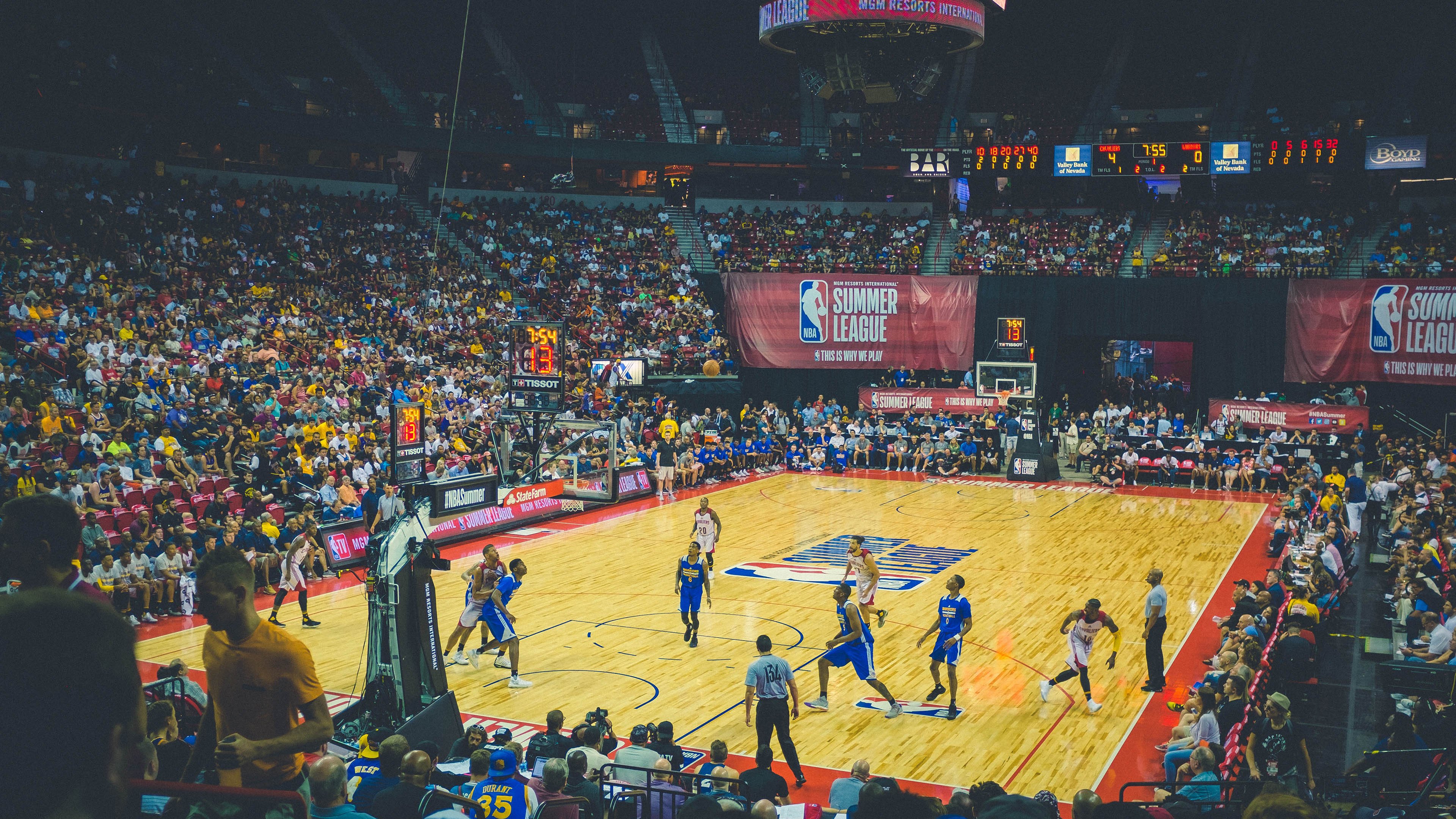 高诗岩点燃赛场，篮网鏖战新疆队，一场跨越地域的篮球对话